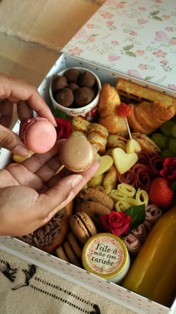 Detalhe artesanal de uma caixa gourmet da Vitória