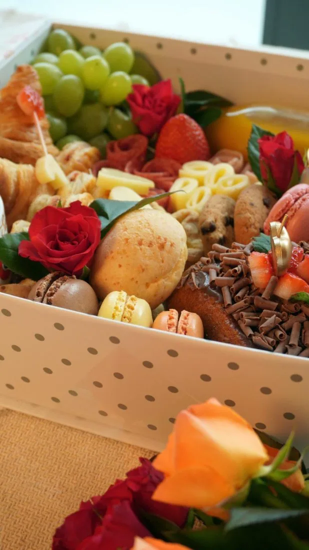 Cesta gourmet com flores e doçaria fina